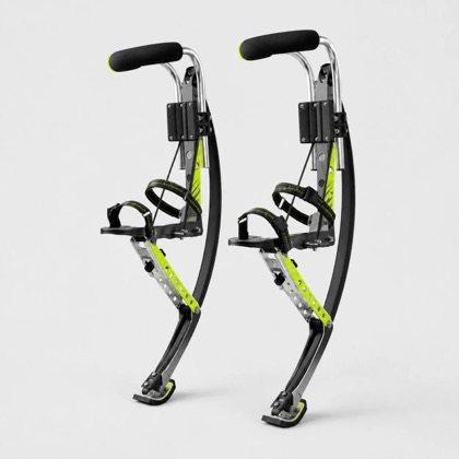 Diseño conceptual de zancos saltarines negros con detalles verde amarillo neón